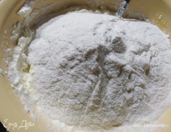 Затем всыпьте рисовую муку.