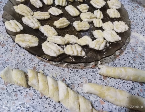 Стол присыпьте кукурузной мукой, скатайте колбаски из теста, нарежьте «пятачками».