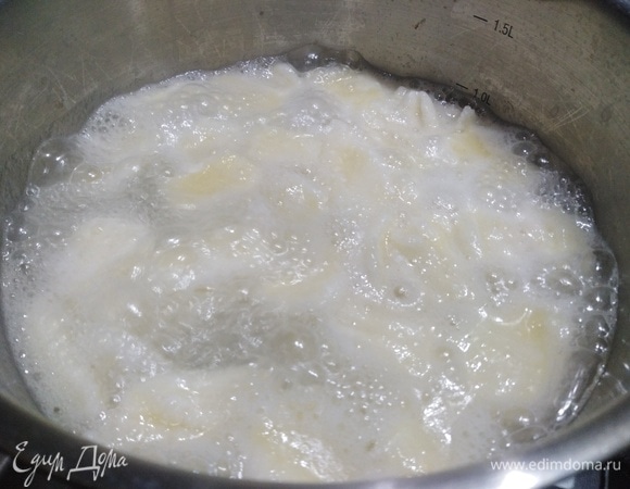 Опустите тесто в подсоленную кипящую воду. Как закипит, проварите в течение двух минут.