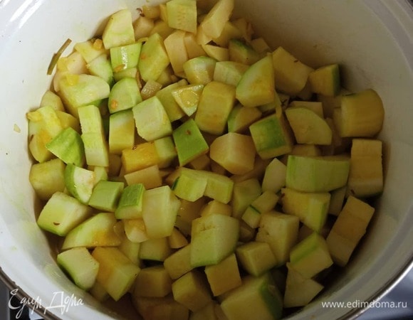 Добавляем предварительно нарезанный кубиком картофель и кабачок. Обжариваем все еще 1–2 минуты.