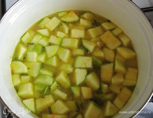 Заливаем горячим овощным бульоном (или водой) и варим после закипания на медленном огне до мягкости овощей (минут 20–25, зависит от величины кубиков).