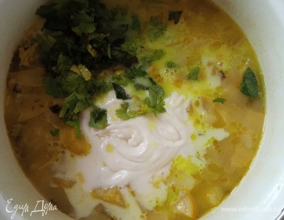 Когда овощи станут мягкими, добавляем зелень кинзы и мяты и кокосовое молоко. Пробиваем все блендером до пюреобразного состояния. Можно не доводить до совсем уж пюре, а оставить мелкие кусочки.