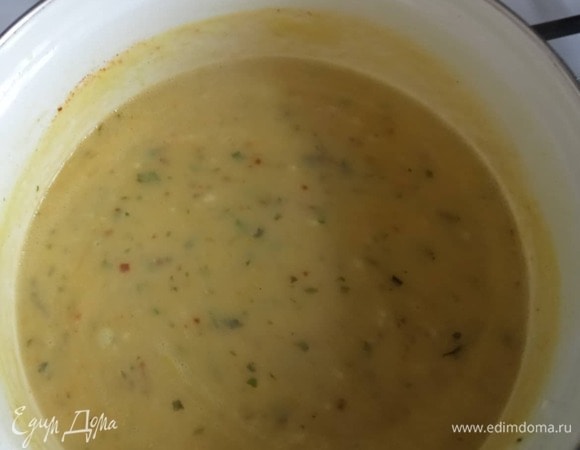 Возвращаем кастрюлю на медленный огонь. Теперь приправляем по вкусу солью, лаймовым соком и перцем. Доводим до появления первых пузырьков и выключаем огонь. Легкий и нежный суп готов. Подавать можно, посыпав кокосовой стружкой и (или) хлопьями перца чили и листьями мяты. У меня было мало мяты, вся ушла в суп, поэтому на подачу не хватило. Приятного аппетита!