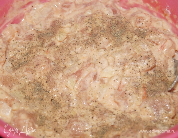 Смесь с мясом оставьте минут на 10–15.