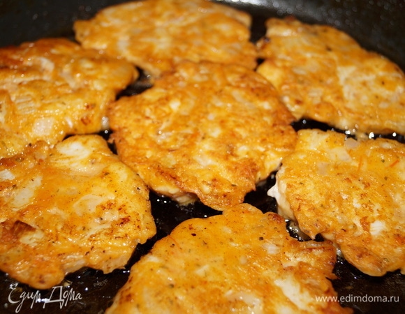 Обжарьте котлеты с двух сторон до румяной корочки на среднем огне, хорошо прогрейте их под крышкой в течение 3–5 минут на слабом огне. 