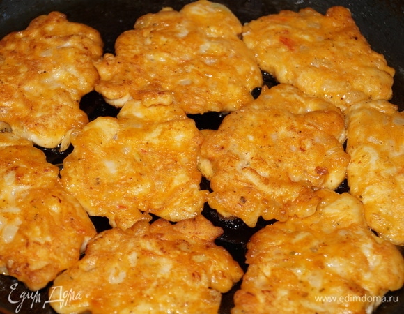 Готовые котлеты выложите на блюдо, застеленное салфеткой.