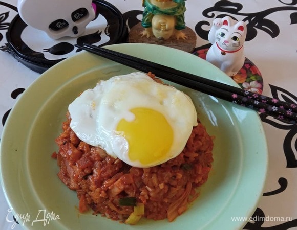 Выкладываем рис на тарелку. Сверху кладем яйцо. Можно посыпать кунжутными семечками. Я забыла это сделать, перед тем как сфотографировать. Блюдо готово. Приятного аппетита!