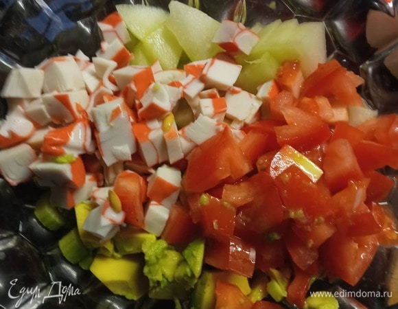 Крабовые палочки режем произвольно. Помидор — кубиками.