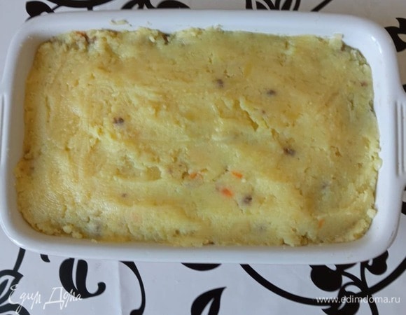 Отвариваем картофель в подсоленной воде. Сливаем. Разминаем, добавляем сливочное масло и подогретое молоко. Вымешиваем пюре. В смазанную маслом форму выкладываем слой картофельного пюре, сверху слой фарша и еще слой пюре. Закрываем фольгой и отправляем в разогретую до 200°C духовку.