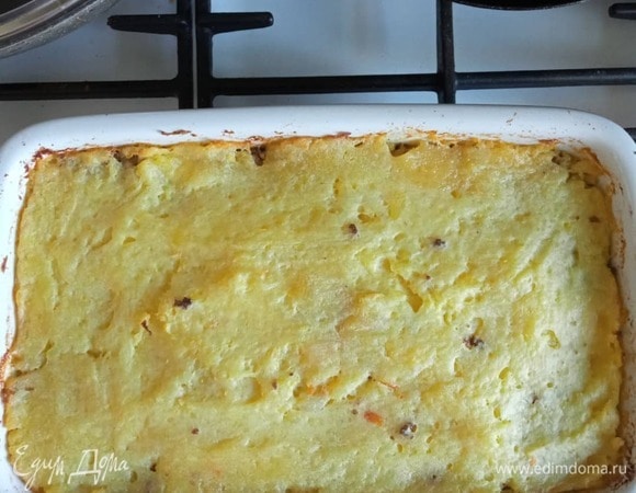 Через 20 минут снимаем фольгу и оставляем блюдо в духовке до образования румяной корочки. Запеканка готова. Можно подать с овощным салатом или соленьями. Или просто так. Приятного аппетита!