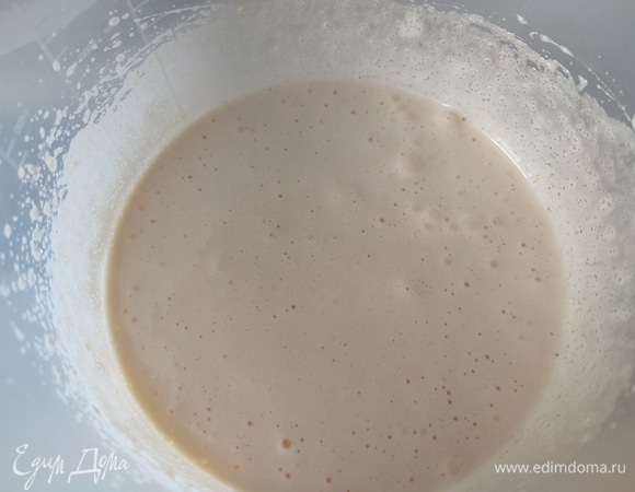 Яйца с сахаром взбить в пышную пену.