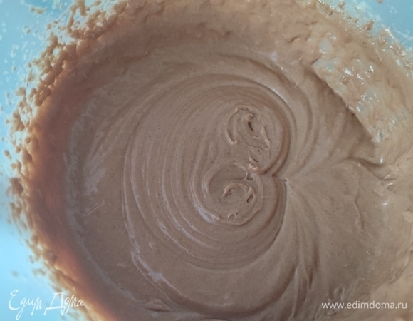 Сливочное масло растопить и остудить. Добавить к яйцам сметану и масло, все перемешать. Всыпать муку, разрыхлитель и какао. Размешать до однородности.