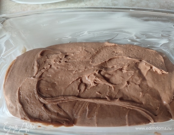 Форму для выпечки смазать маслом, выложить тесто. Выпекать 40 минут при температуре 200°C. Если будете делать в маленьких формах, то время надо сократить до 20 минут.