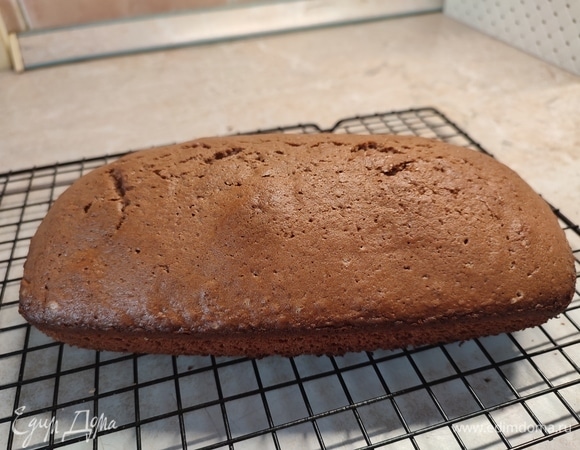 Готовый кекс остудить на решетке.