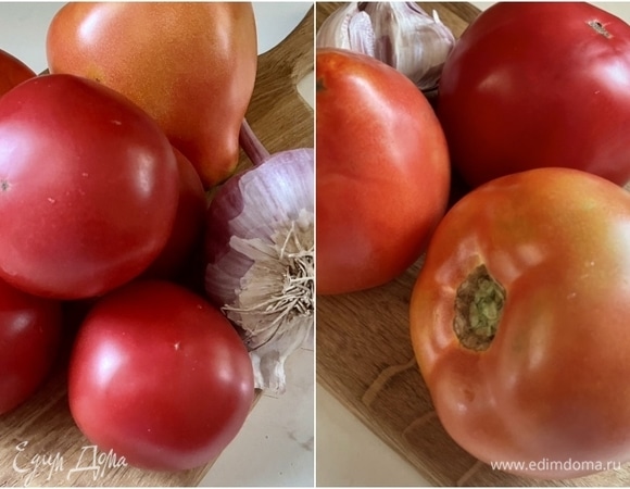 Надо взять прежде всего что? Конечно, помидоры. Потому как без них затевать этот процесс и вовсе смысла никакого нет. Ягоды, а помидор наука классифицирует именно так, хотя торговля упрямо твердит, что это овощи, конечно нужны настоящие. То есть выросшие на открытой грядке, унавоженной, под солнышком созревшие. Не надо брать красивые, что росли в мешке в теплице, под лампами при теплом влажном воздухе. У них только вид и есть. Помидоров сейчас у нас на рынке изобилие, просто широчайшее. Я выбрал и красных, зрелых, значит, полностью, и еще буро-зеленых. Не до конца созревших. Но, по секрету скажу, взяли мы и разрезали один такой буро зеленый. Ох и аромат у него, если кто знает, такой медвяной, одурманивающий. Ну очень вкусно и пахнет, и, похрустывая еще, истекает соком, когда его жуешь. Вкус-то и передать сложно.