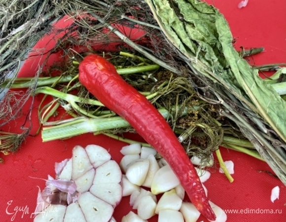 Для «помидоры солить» надо запастись вот таким букетом. В него входит: уже подсохший, выкинувший в зонтиках семена укроп, лист хреновинный, листья вишни, крупно надо нарубить головку другую чеснока, и стручок (а точнее, полный струч!) острого перца. Такой набор я взял на около пяти кило помидоров. Емкость у меня как раз такое количество вмещает.