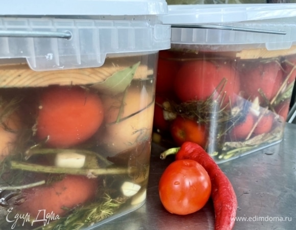 Прикрыть чем-нибудь сверху и оставить емкости в тепле дня на три. А потом убрать уже в холодное место. В погреб или холодильник. Оптимально, чтобы 8°C было в месте их хранения.