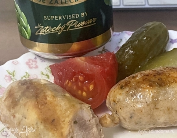 В зависимости от сорта некоторые помидоры довольно плотные. Когда их разрезаешь, то сохраняется и форма, и, собственно, сам помидор. А некоторые только, простите, высасываются, когда кожицу прокусишь. В заключение: во-первых, про фотографии. Размещенные здесь финальные фотографии, готовых помидоров — это помидоры не из этих контейнеров. Из этих покажу в начале ноября. А пока ягодки из прошлых лет. Понимаете, помидоры уже на границе «отхода». Сейчас самое время засолить, особенно зеленые. Если сорок дней ждать и тогда пост выложить, то поздно будет. А то вдруг кто захочет повторить? Во-вторых. Эта публикация — не рецепт, потому что так солить помидоры придумал не я. Мои публикации — это «байки про то, как мы еду готовили». Почему мы? Потому что зачастую еда, о которой идет речь, готовится совместно с любимой. Ну или уж совершенно точно с использованием ее опыта и подсказок, а то и вовсе под ее прямым и непосредственным руководством. В общем, плохому не учим, а хорошее и сами всегда ищем. Так что готовьте и не стесняйтесь импровизировать, ибо, как сказал один неглупый человек, кулинария, она как секс, все время в одной позе скучно и неинтересно.