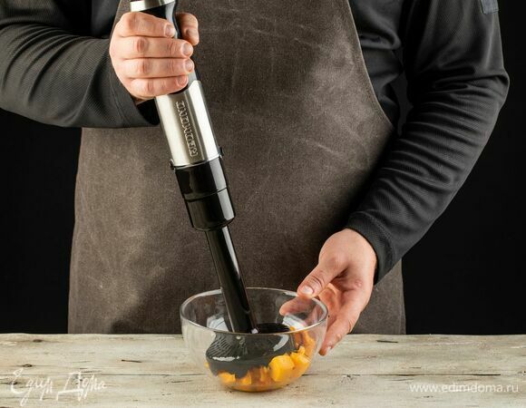 Тыквенное пюре можно сделать из запеченной тыквы: запечь дольки в духовке, а затем измельчить блендером REDMOND RHB-2964 с помощью насадки для пюре.