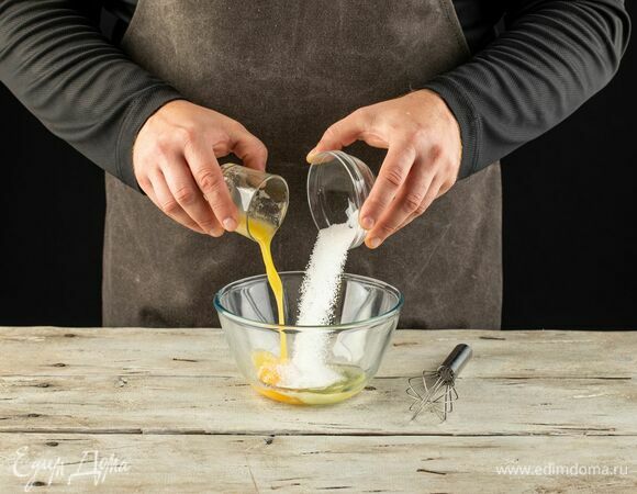 Яйцо взбейте с сахаром с помощью, добавьте растопленное сливочное масло, молоко. Перемешайте.