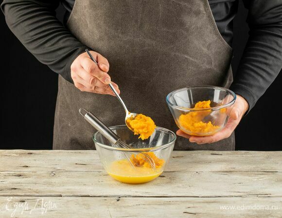 Добавьте тыквенное пюре, перемешайте.