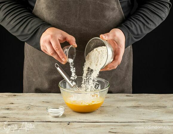 Затем всыпьте соль и муку с разрыхлителем.