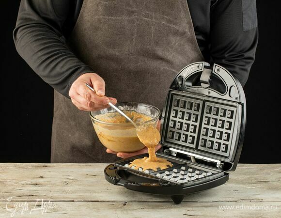 На мультипекарь REDMOND RMB611 установите панель «Венские вафли». Смазывать маслом поверхность не нужно, сразу выкладывайте тесто на антипригарную панель. Приготовьте вафли.