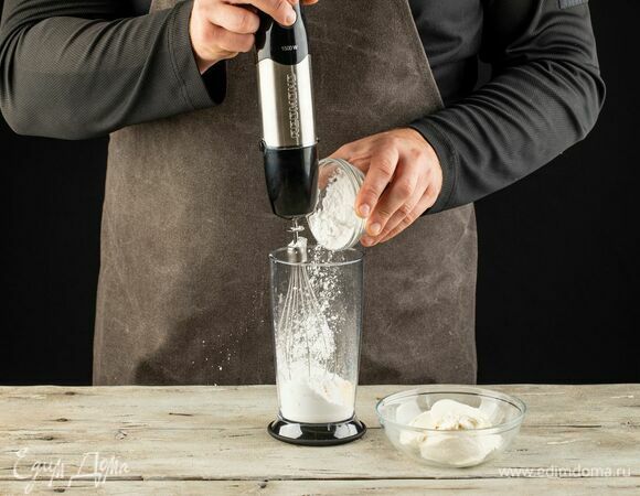 С помощью насадки миксер универсального блендера REDMOND RHB-2964 взбейте сахарную пудру со сливочным маслом до побеления. Добавьте творожный сыр и продолжайте взбивать до пышной массы.