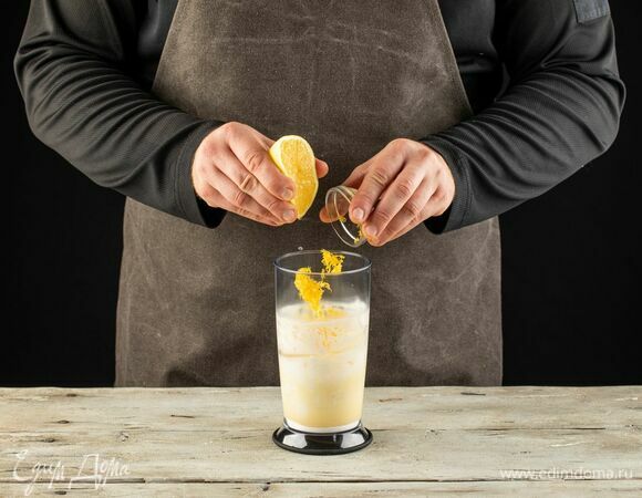 Затем добавьте в крем цедру лимона, сок половины лимона и еще раз взбейте миксером.