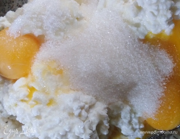 В творог вбить желтки, всыпать сахар и ванилин. Если творог сухой, то можно добавить 2–3 ст. л/ сметаны. Массу пробить погружным блендером.