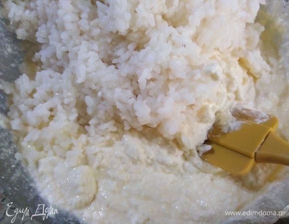 Добавить заранее отваренный до полуготовности рис. Перемешать.
