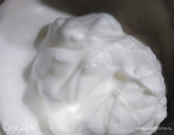 Белки взбить с солью до устойчивых пиков.