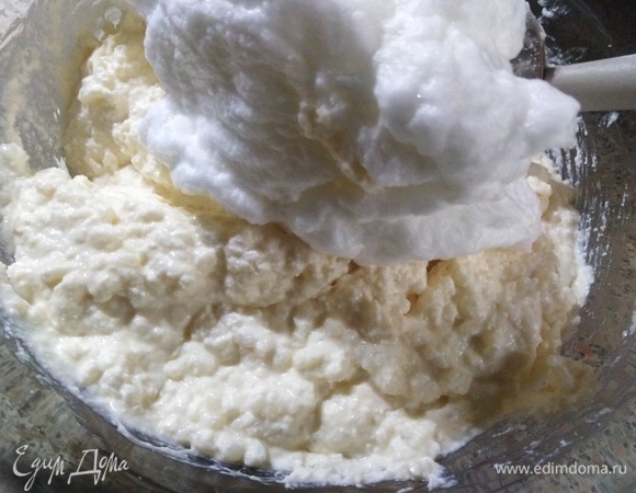 Частями выкладывать в творожную массу, перемешивая снизу вверх.