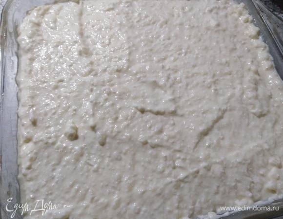 Подготовленный творог выложить в смазанную сливочным маслом форму. У меня 23*23*6. Поставить в заранее прогретую духовку.