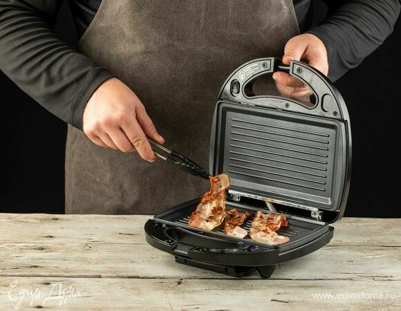 На панели «Гриль» мультипекаря REDMOND RMB611 обжарьте ломтики бекона до золотистой корочки.