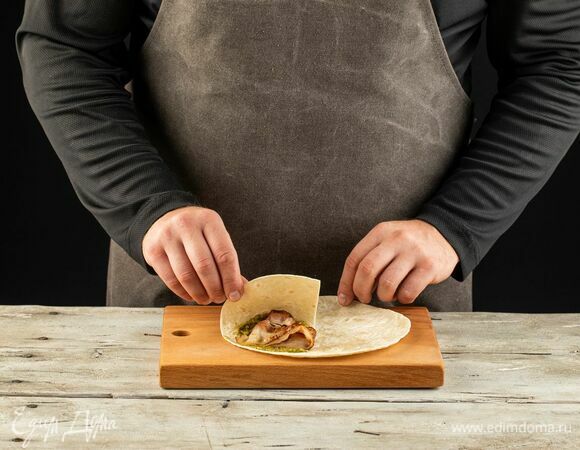 На 1 часть положите соус песто и жареный бекон.