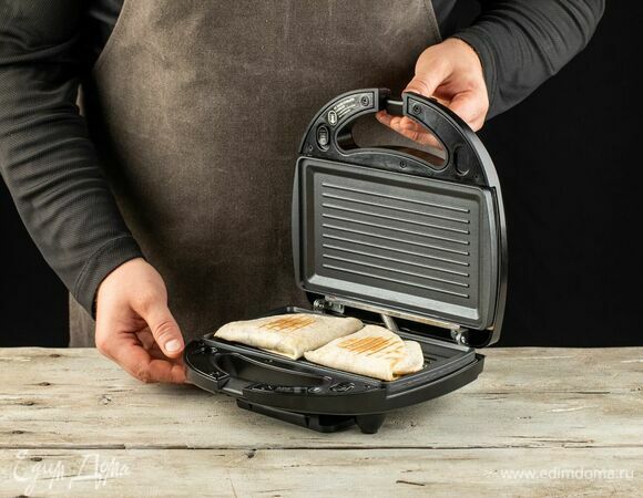 Сверните тортилью в треугольник и обжарьте на панели «Гриль» до золотистых полосок.