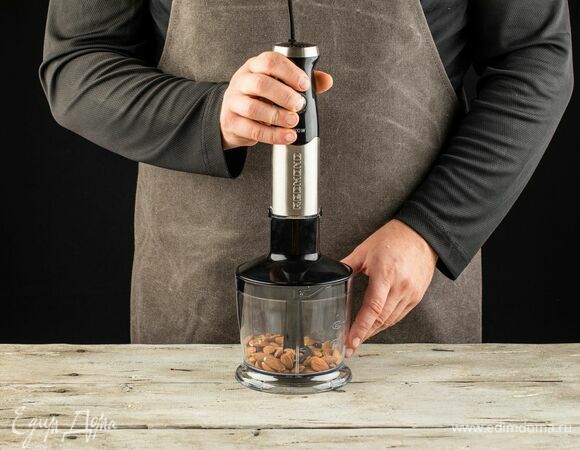 Выложите в чашу блендера REDMOND RHB-2964 миндаль и измельчите орехи в крошку.