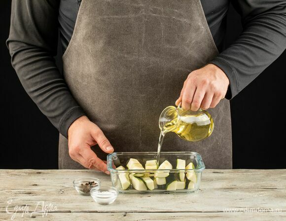 Кабачки нарежьте средними брусочками, полейте оливковым маслом, посолите и поперчите.