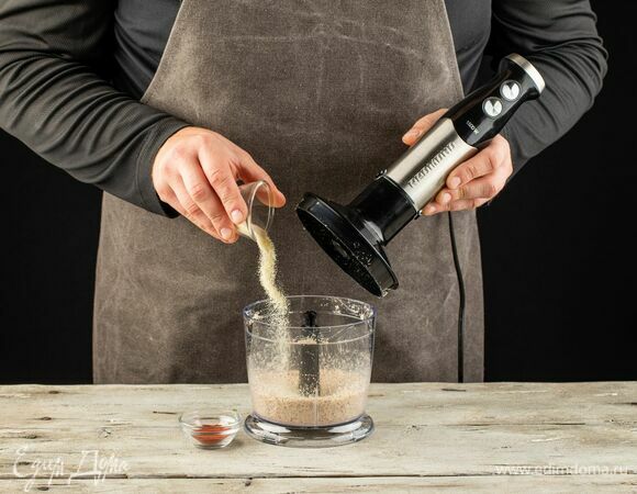 Соедините измельченные орехи, копченую паприку и сушеный чеснок.