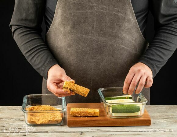 Кабачки обваляйте в ореховой крошке.