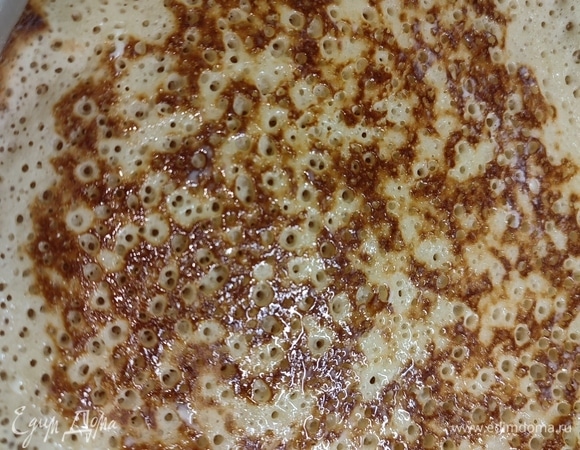 Жарить до готовности с двух сторон. Смазывать сливочным маслом.