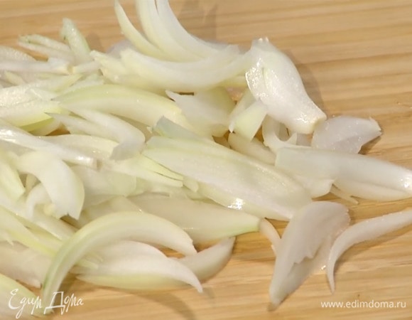 Лук почистить и тонко порезать.