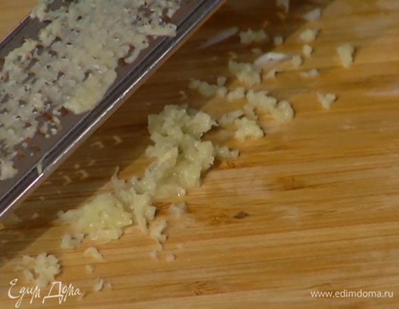 Имбирь почистить и натереть на мелкой терке — должна получиться 1 ч. ложка.