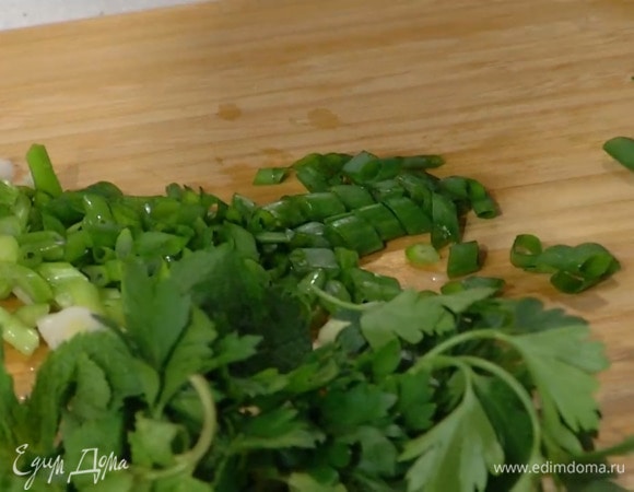 Зеленый лук тонко порезать наискосок.