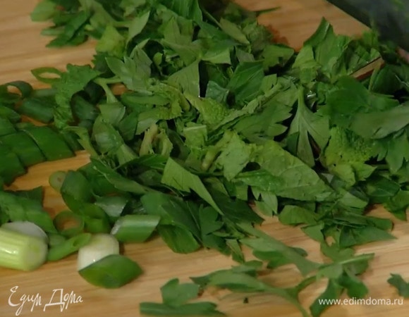 Мяту и петрушку крупно порубить.