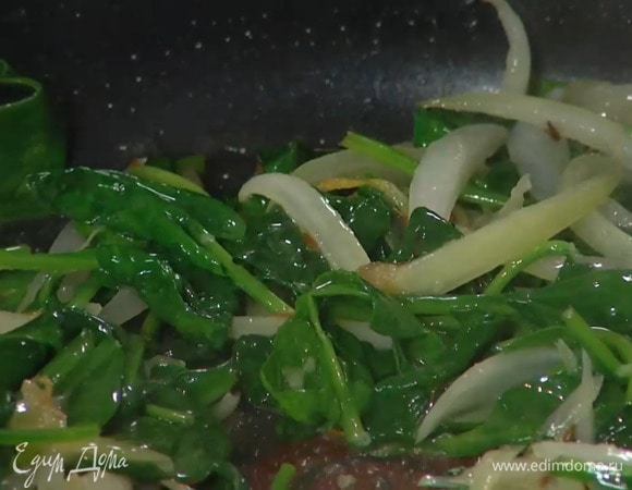 Когда лук станет мягким, добавить шпинат и дать ему привять, затем посолить, добавить сливочное масло и все перемешать.