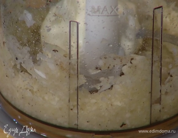 Лук и чеснок почистить, крупно порезать и выложить в чашу блендера, всыпать тмин, соль, перец и взбить все в пюре, затем добавить сметану и взбить еще немного.