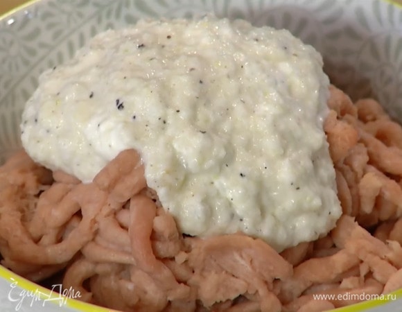 К фаршу добавить луковое пюре и сухари, все вымешать и отправить на 30 минут в холодильник или на 5–10 минут в морозильник.