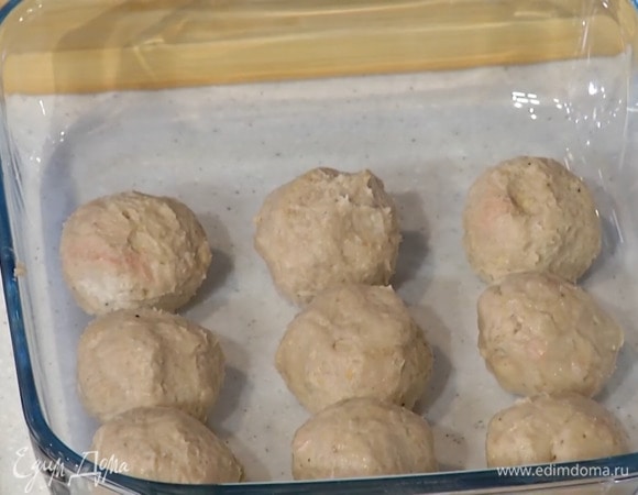 Из охлажденного фарша, смазав руки растительным маслом, сформировать шарики и уложить их в глубокую форму для выпечки.
